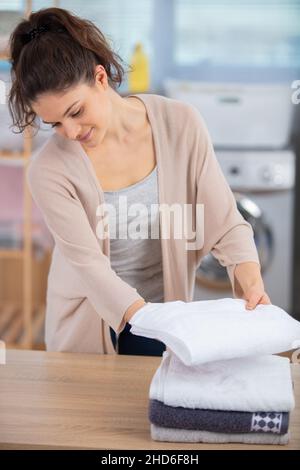 mujer que hace ropa en su casa Foto de stock