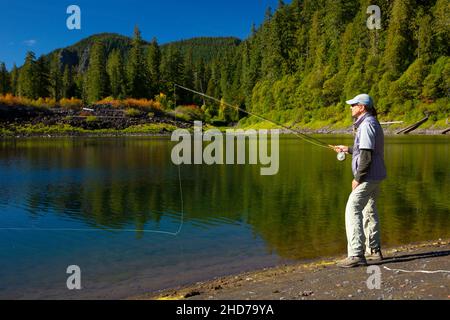 Pesca con mosca en el Lago Linton a lo largo de la ruta del Lago Linton, el Bosque Nacional Willamette, Three Sisters Wilderness, Oregón.
