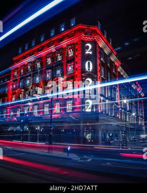 Senderos ligeros alrededor de la famosa tienda Fortnum & Mason's en Piccadilly con su última exhibición del nuevo año de 2022.