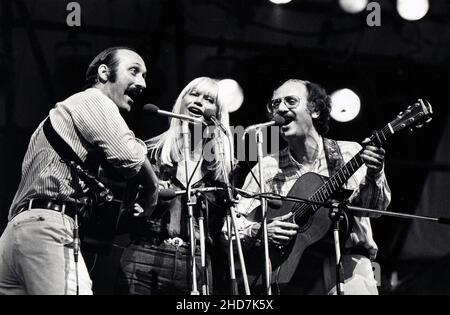 Peter, Paul y Mary tocando en vivo en concierto en Central Park en Nueva York en 1978.
