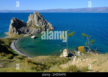 Shamanka Rock en el lago Baikal cerca de Khuzhir en la isla Olkhon en Siberia, Rusia en septiembre. El lago Baikal es el lago de agua dulce más grande del mundo. Foto de stock