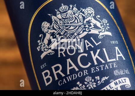EDIMBURGO, ESCOCIA - 04 DE ENERO de 2022: Caja del whisky DE whisky DE whisky DE malta DE ROYAL BRACKLA