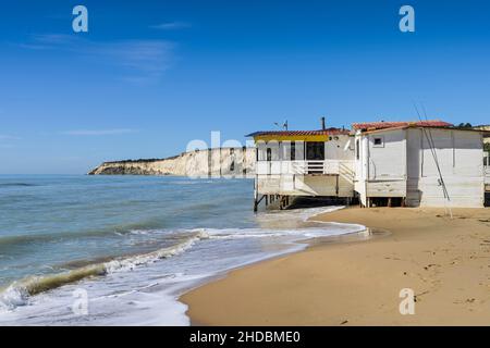 Strand von Eraclea Minoa, Strandbar, Kalkfelsen, Sizilien, Italien Foto de stock