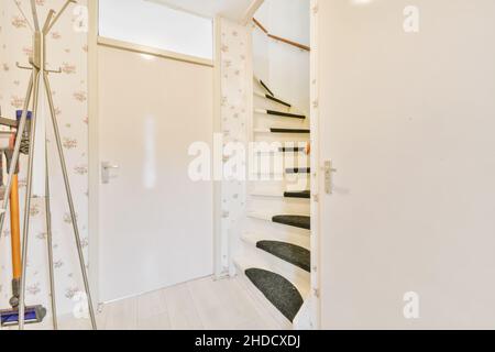 Elegante diseño de pasillo con escalera blanca