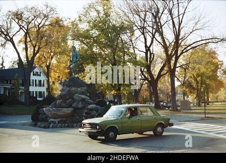 El verde de batalla donde los primeros disparos de la Guerra Revolucionaria Americana fueron disparados y la estatua de Minuteman en la histórica ciudad de Lexington, Massachusetts, EE.UU Foto de stock