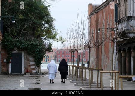 Dos monjas caminan por las calles de Venecia Foto de stock