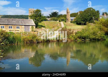 Reino Unido, Dorset, Abbotsbury Abbey Remains, St Nicholas Church y Mill Pond. Foto de stock