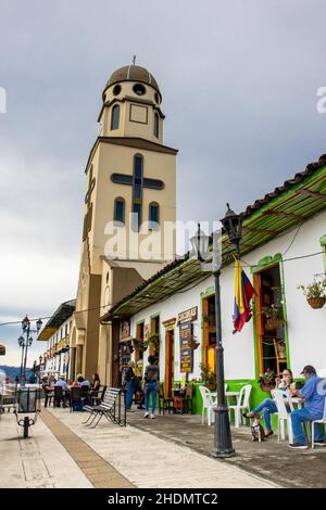 SALENTO, COLOMBIA - JULIO 2021. La hermosa iglesia de Nuestra Señora del Carmen ubicada en la plaza principal del pequeño pueblo de Salento en Colombia Foto de stock