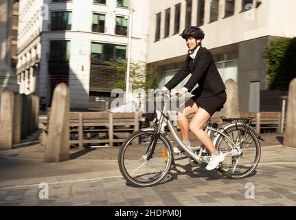 mujer de negocios bicicleta transporte jefe mujeres de