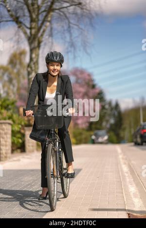 mujer de negocios bicicleta transporte jefe mujeres de