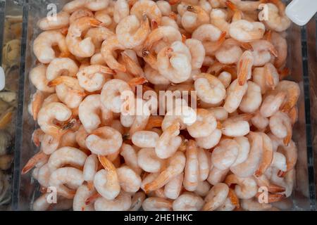 Primer plano de un montón de gambas congeladas. No había camarón limpio.  Mariscos de fondo Fotografía de stock - Alamy