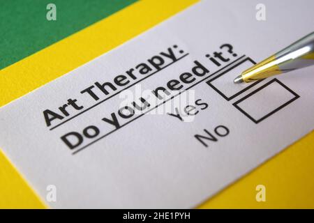 Una persona está respondiendo a la pregunta sobre la terapia de arte. Foto de stock