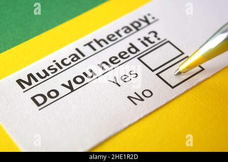 Una persona está respondiendo a la pregunta sobre la terapia musical. Foto de stock