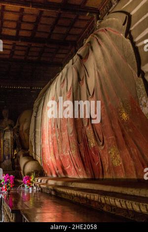 ZHANGYE, CHINA - 23 DE AGOSTO de 2018: Reclinar Buda en el Templo DAFO de Buda Gigante en Zhangye, Provincia de Gansu, China