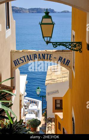 Camino al restaurante, Villa Fornells, Cala Fornells, Municipio de Andratx, Mallorca (Mallorca), Islas Baleares, España Foto de stock