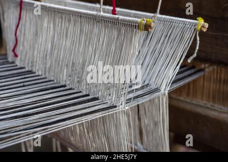 Un antiguo telar de mano utilizada para tejer telas y mantas Fotografía de  stock - Alamy