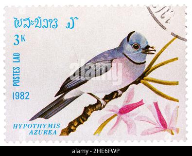 El sello impreso en LAOS muestra Monarca de naped Negro, (Hypothymhys azurea), de la serie aves Foto de stock