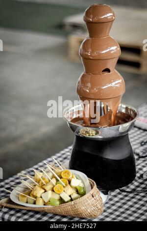 fuente de chocolate con máquina de catering con brochetas de frutas en mesa de  buffet rústica Fotografía de stock - Alamy