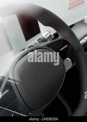 Vendenheim, Francia - 14 de noviembre de 2021: Vista interior del nuevo coche eléctrico Hyundai Ioniq 5 - volante y botones incluyendo señal de airbag Foto de stock