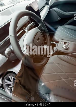 Vendenheim, Francia - 14 de noviembre de 2021: Vista interior del vehículo de coche eléctrico Mustang Mach-E - asientos de cuero e interior de lujo Foto de stock