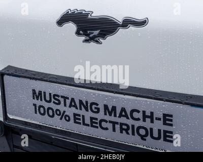 Vendenheim, Francia - 14 de noviembre de 2021: Vista frontal de la descripción de la placa de publicidad sobre el coche eléctrico Mustang Mach-E. Foto de stock