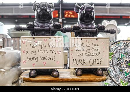 Letreros de cerdo de hierro fundido en la pantalla - tocino y chuleta de cerdo - Humor - utensilios de cocina