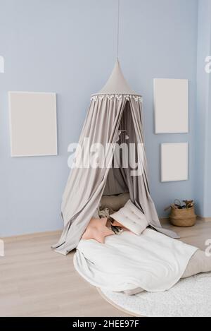 Almohadones decorativos de acuerdo con cama dormitorio lámparas y mesitas de  noche Fotografía de stock - Alamy