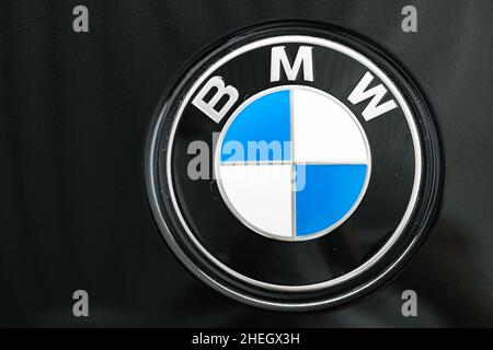 Emblema BMW azul sobre fondo negro Fotografía de stock - Alamy