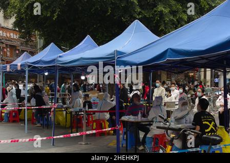 Colas en el sitio de pruebas masivas de Covid en Shenzhen, China Foto de stock