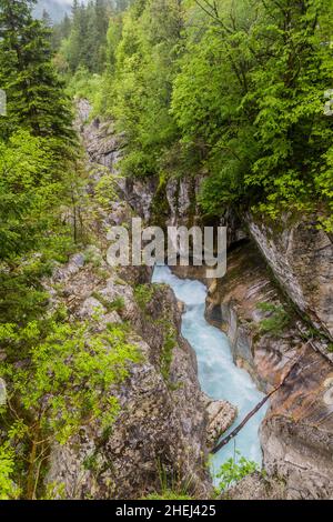 Garganta del río SOCA cerca de la aldea de Bovec, Eslovenia Foto de stock