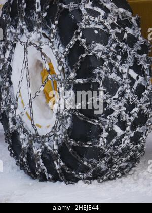 Neumáticos de invierno y cadenas para nieve Foto de stock