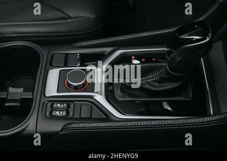 Empuñadura de la caja de velocidades mecánica en el coche Foto de stock
