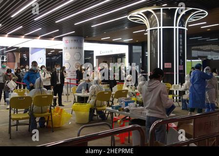 Esperando en línea en el sitio de pruebas masivas para Covid en Shenzhen, China Foto de stock