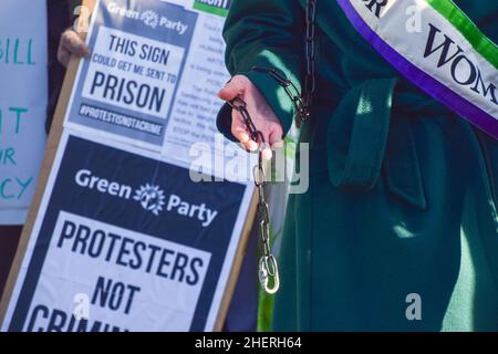 Londres, Reino Unido, 12th de enero de 2022. Manifestantes junto a la estatua de Emmeline Pankhurst en Victoria Tower Gardens. Los miembros del Partido Verde y los manifestantes se reunieron frente al Parlamento en protesta contra el proyecto de ley sobre la policía, el delito, las sentencias y los tribunales. Crédito: Vuk Valcic / Alamy Live News Foto de stock