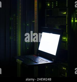 Conmutador KVM de teclado, vídeo y ratón en la sala de ordenadores del servidor oscura Foto de stock