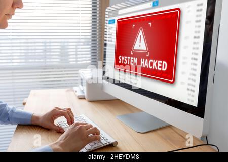 Alerta de sistema pirateado después de un ataque cibernético en la red informática. Vulnerabilidad de ciberseguridad en Internet, virus, filtración de datos, conexión maliciosa. Empleo Foto de stock