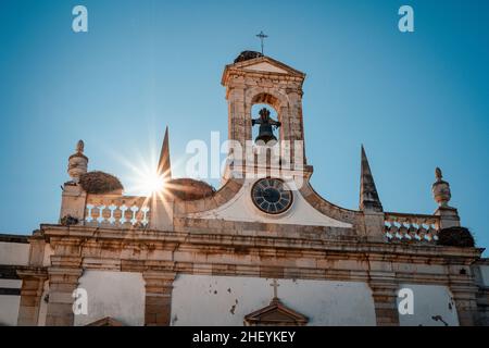 Entrada histórica al centro y al casco antiguo conocido como Arco da vila, Faro, Algarve, Portugal Foto de stock