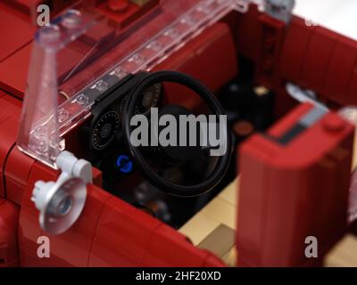 Tambov, Federación Rusa - 03 de enero de 2022 El interior de un camión de recolección de Lego Foto de stock