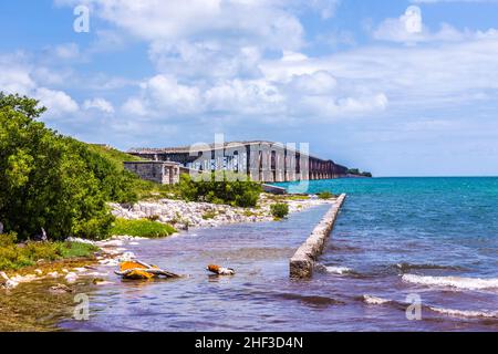 Antiguo puente de ferrocarril en Bahía Honda cerca de Key West y viejos Seven Mile Bridge Foto de stock