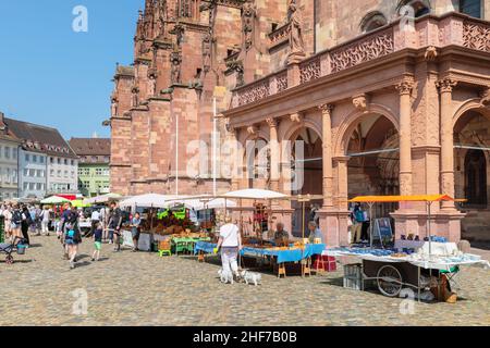 Mercado semanal en Munsterplatz frente al Munster, Friburgo de Brisgovia, Selva Negra del Sur, Baden-Württemberg, Alemania