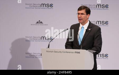 El Secretario de Defensa Mark Esper habla en el MSC 2020 (49557419457). Foto de stock