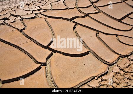 Barro seco y agrietado en el cercano de un arroyo seco en Desert Valley, Nevada Foto de stock