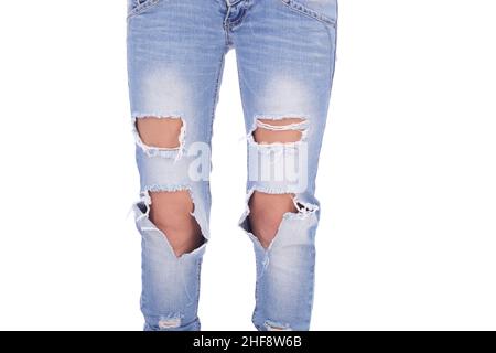piernas humanas en los jeans rasgados Foto de stock