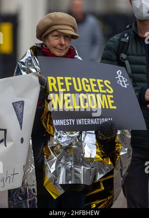 Londres, Reino Unido. 15th de Ene de 2022. Activistas de Amnistía Internacional protestan solidariamente fuera de la embajada de Londres en Polonia para apoyar a los refugiados en la frontera belarusa. (Imagen de crédito: © Tayfun Salci/ZUMA Press Wire) Crédito: ZUMA Press, Inc./Alamy Live News Foto de stock