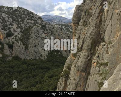 Klettern im wilden Hinterland Sardiniens Foto de stock
