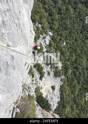 Klettern im wilden Hinterland Sardiniens Foto de stock