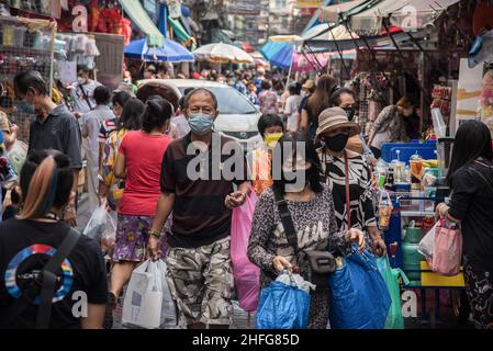Bangkok, Tailandia. 16th de Ene de 2022. Las personas que usan máscaras faciales como medida preventiva contra la propagación del covid-19 vieron caminar por el mercado de Sam Peng en Bangkok. Crédito: SOPA Images Limited/Alamy Live News Foto de stock