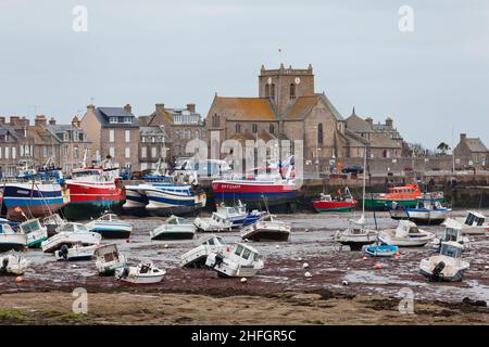 Puerto de Barfleur ciudad pescadora en la península de Cotentin, Normandía, Francia. Foto de stock