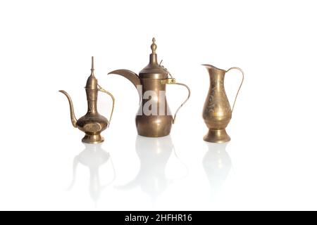 Set diferentes jarras metálicas de oro, tetera árabe o cafetera