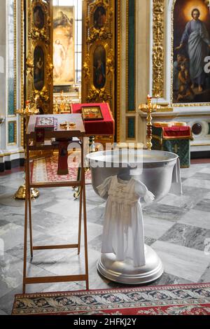 Interior y Altar en el templo de la Iglesia Ortodoxa. Cristianismo. Decoración interior festiva con velas encendidas y icono. La ceremonia del infante
